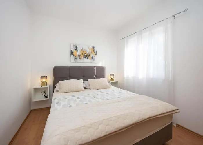 In Okrug Gornji With Sea View, Air Conditioning, Wifi, Washing Machine 5049-1 Apartman *